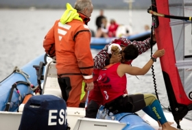 Manchón se ve obligada a dejar la prueba francesa debido a una nueva colisión que la dejó inconsciente en el agua 
